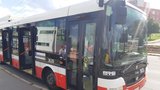 Opilá fúrie obtěžovala v autobusu cestující: Strážníky tahala za oblečení a chtěla se prát