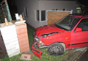 S téměř 5 promile vyrazil do ulic Vizovic ve škodovce opilec (44), který neměl nikdy řidičák. K dovršení všeho auto ukradl a naboural dva osobáky.