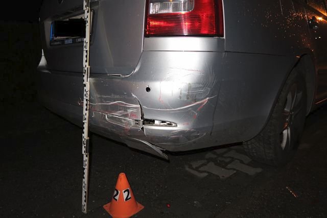 S téměř 5 promile vyrazil do ulic Vizovic ve škodovce opilec (44), který neměl nikdy řidičák. K dovršení všeho auto ukradl a naboural dva osobáky.