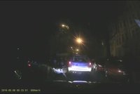 Opilec prchal na Letné před policisty: Cestu mu zablokoval taxikář