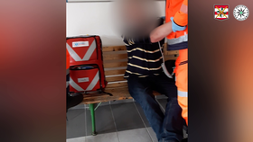 Záchranáři křísili "mrtvolu" ve vlaku: Opilec nevěřil, že má přes čtyři promile