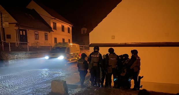 Opilec na Plzeňsku vyhrožoval, že si ublíží, když do domu vtrhla zásahovka, spal ve sklepě. Před tím odešel od nehody, tvrdil, že neřídil.