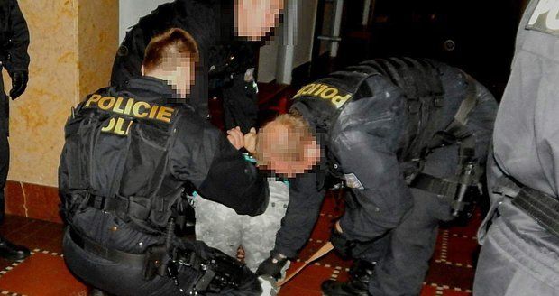 Gang údajně okradl české banky a pojišťovnu o 1,4 miliardy: Policisté obvinili čtyři lidi