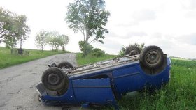 Výsledek opilecké jízdy. Poničené auto, lehké zranění, zabavený řidičák a trestní stíhání na krku.