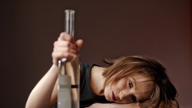 Žena při bujarém pití upadla do bezvědomí, v krvi měla 7,6 promile
