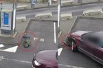 Neskutečnou scénu zachytila kamera v Benešově ulici. Opilý bezdomovec si ustlal na parkovacím místě, nepozorná řidička do něj najela předkem své škodovky. Prý si ničeho nevšimla.