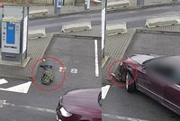Hrůza na parkovišti: Řidička přehlédla muže na zemi, najela na něj!