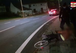 Tragikomická situace. Opilý cyklista se před hlídkou poroučel k zemi.