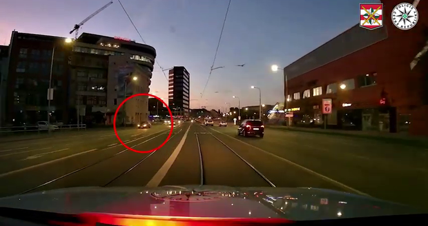 Hlídka objevila auto nedaleko obchodního centra Vaňkovka.