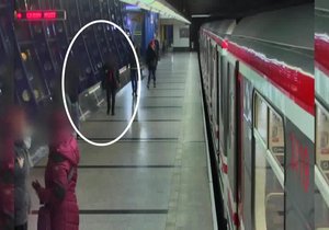 Muž se zapotácel a narazil hlavou do soupravy metra.
