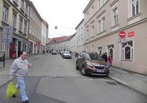 Třináctiletého hocha se 2 promile alkoholu v dechu našel strážník v centru Znojma. Rodiče čeká předvolání na městský úřad. Ilustrační foto