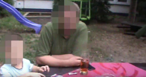 Muž si dal 15 piv, zatímco si u stolu hrálo jeho dítě. Jiný otec se třemi promile řval na dceru, že ji zabije.