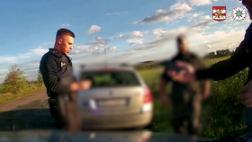 Je zfetovaný, nebo ožralý, furt kličkuje: Šofér navigoval policisty na šíleného řidiče