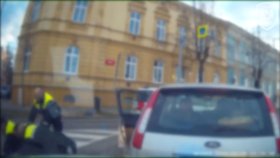 Drsná honička v ulicích Znojma. Opilý řidič způsobil nehodu, chtěl ujet. V autě přitom vezl dvě děti.