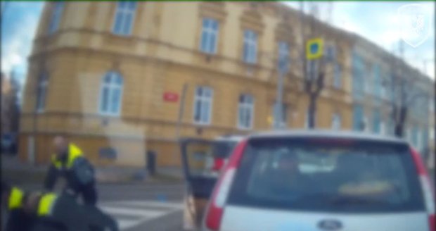 Drsná honička ulicemi Znojma: Opilec s dětmi v autě ujížděl policistům a strážníkům 