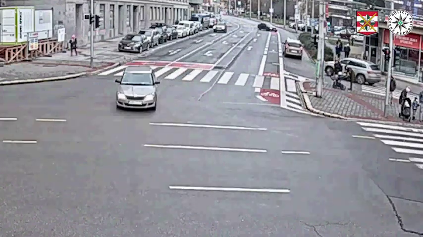 Opilý šofér vjíždí z Kounicovy ulice na Moravské náměstí.