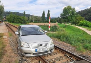 To se nepovedlo. Opilec (61) se třemi promile prý chtěl v Ivančicích jen přeparkovat, místo toho auto „zaparkoval“ mezi koleje.