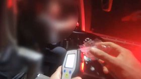 Opilý řidič vezl na lince Praha - Louny cestující, dechovou zkoušku zvládl až počtvrté.