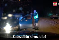 Ochmelka se třemi promile ujížděl hlídce: Vezl opilé děti!