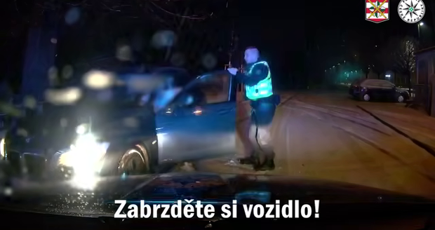 Opilý šofér bavoráku s třemi promile ujížděl policejní hlídce. Po dopadení tvrdil, že měl jen jedno pivo.