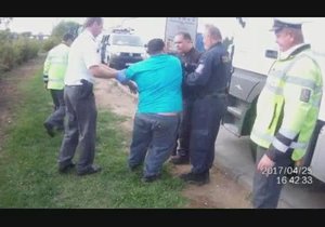 Scéna, která nepotřebuje komentář. Opilého cizince z kamionu museli policisté zvednout a podpírat, s třemi promile se neudržel na nohách!