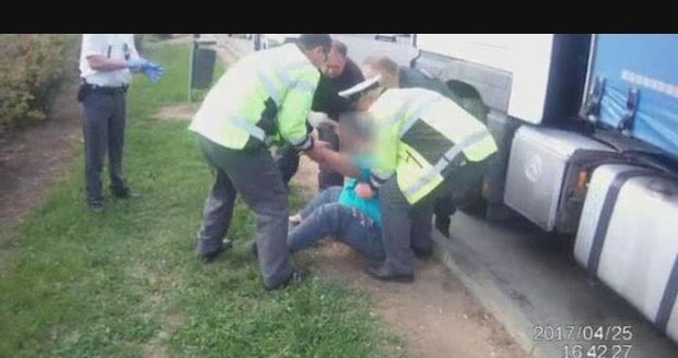 Scéna, která nepotřebuje komentář. Opilého cizince z kamionu museli policisté zvednout a podpírat, s třemi promile se neudržel na nohách!