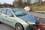 Opilý řidič dodávky naboural na Benešovsku auto před sebou, to se odrazilo na vůz v protisměru.