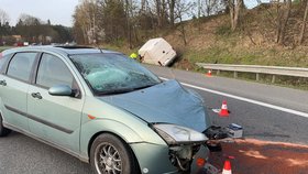 Opilý řidič dodávky naboural na Benešovsku auto před sebou, to se odrazilo na vůz v protisměru.