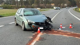Opilý řidič dodávky naboural na Benešovsku auto před sebou, to se odrazilo na vůz v protisměru.