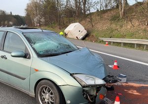 Opilý řidič dodávky naboural na Benešovsku auto před sebou, to se odrazilo na vůz v protisměru.