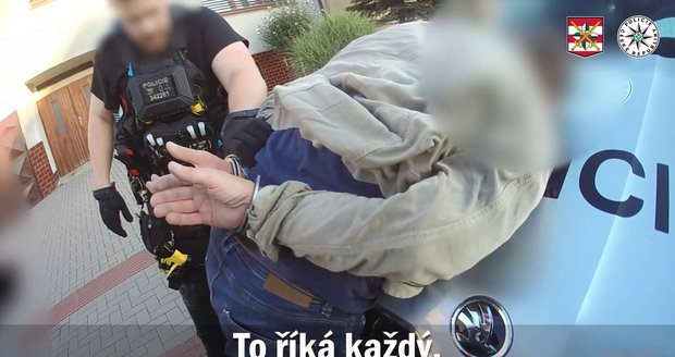 Na opilce ve felicii upozornili obyvatelé Dubňan na Hodonáínsku. Po zadržení muž nadýchal téměř čtyři promile.