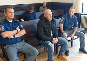 Miroslav Kopačka (53) šílenou jízdou ohrozil řadu chodců i své dvě děti. Za obecné ohrožení půjde na 4,5 roku do vězení.