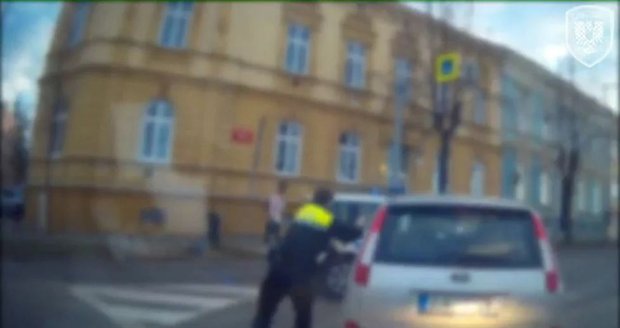 Děsivá honička v ulicích Znojma. Strážníci nakonec opilého šoféra vyvlekli z vozu a spoutali.