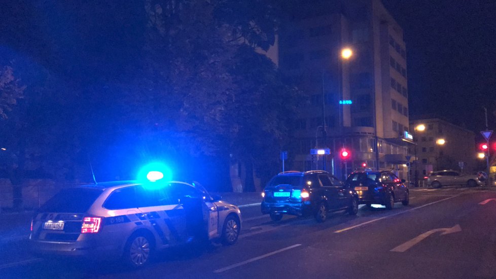 Řidič o středeční půlnoci naboural v centru Prahy několik aut. Nakonec nezvládl řízení a havaroval v Chotkových sadech.