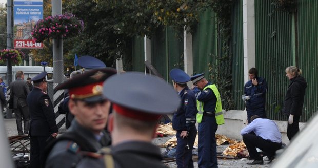 Policisté pracují na místě činu.