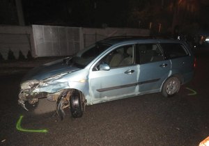 Pánská jízda jak se patří. Mladík (23) se 2 promile a bez řidičáku vozil po obci kamarády, naboural do zaparkovaných aut.