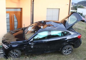 Opilec s 1,6 promile nezvládl na Brněnsku parkování, na bavoráku je škoda 250 tisíc.