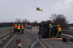 Opilec v dodávce naštěstí daleko nedojel. Auto otočil na mostě přes Dyji na bok, nafoukal 1,38 promile.