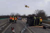 Opilec v dodávce kličkoval na Břeclavsku po silnici: Na mostě přes Dyji otočil auto na bok
