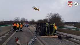 Opilec v dodávce kličkoval na Břeclavsku po silnici: Na mostě přes Dyji otočil auto na bok 