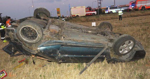 Mladý šofér s alkoholem v krvi marně ujížděl policejní hlídce. Na výjezdu ze Znojma otočil golf na střechu, zranil sebe a spolujezdkyni.