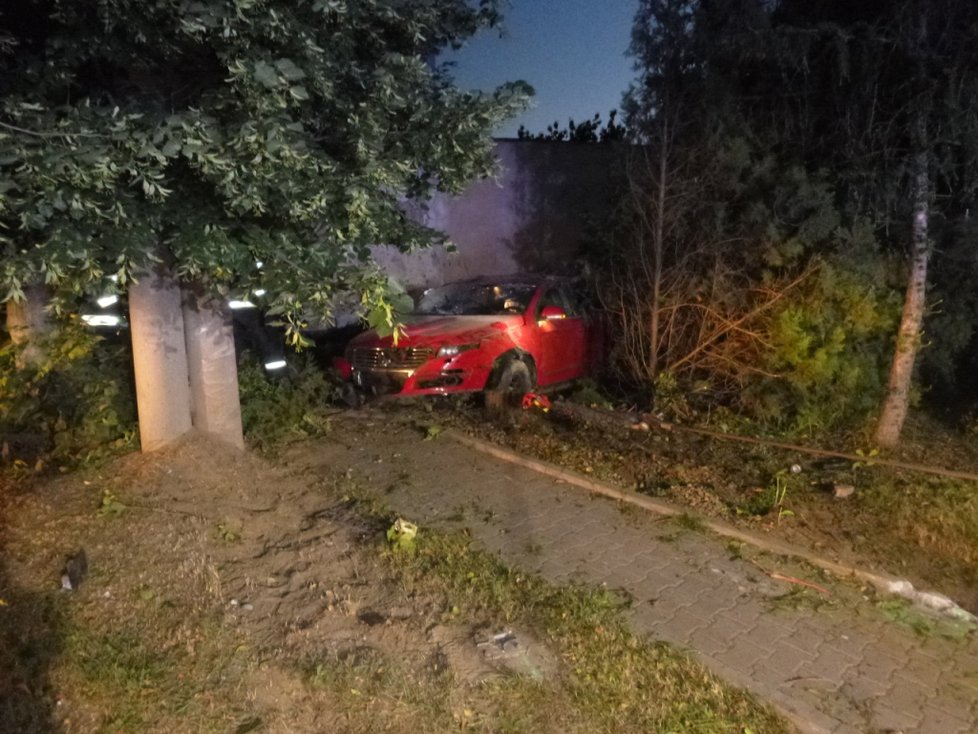 Opilý řidič narazil autem do rodinného domu v Malešovicích na Brněnsku.