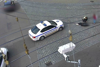 Motorkář se rozplácl na kolejích v centru Brna: Nadýchal čtyři promile