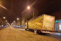 Opilý cizinec zasekl v Brně náklaďák na ostrůvku: Vodkou rozháněl trable