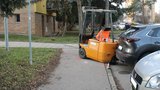 Nešika v akci: Opilý cizinec s vozíkem poničil na Brněnsku zaparkované auto