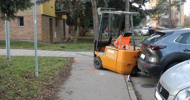 Popíjení alkoholu se řidiči vysokozdvižného vozíku nevyplatilo. Způsobil nehodu, hrozím mu trestní stíhání.