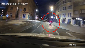 Opilý řidič jel na skútru bez helmy