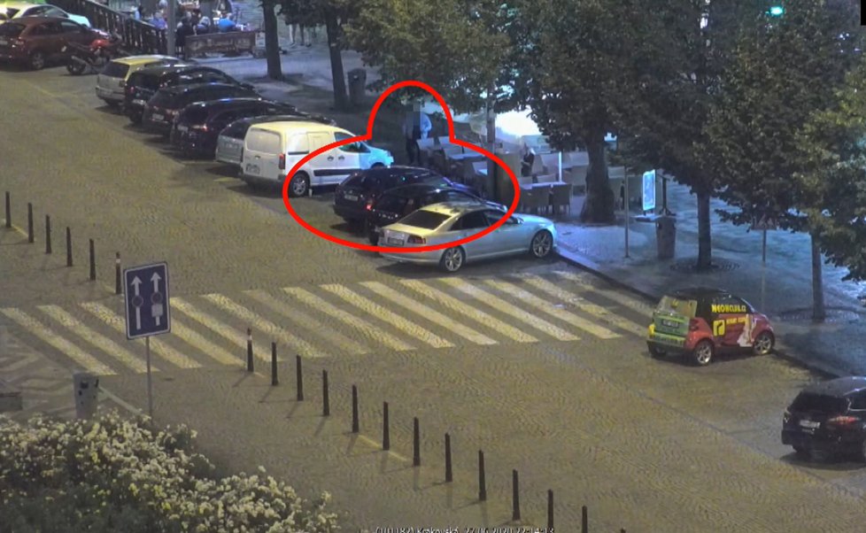 Opilý řidič vjel na cyklostezku a troubil na kolemjdoucí. Pak si to mířil přes magistrálu na Václavák, kde své auto zaparkoval. Nadýchal 1,69 promile.