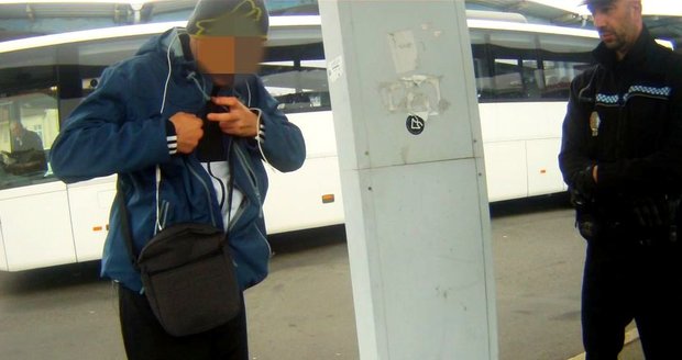 Opilec děsil lidi na nádraží: Policii na něj zavolala maminka s dítětem, bála se ho