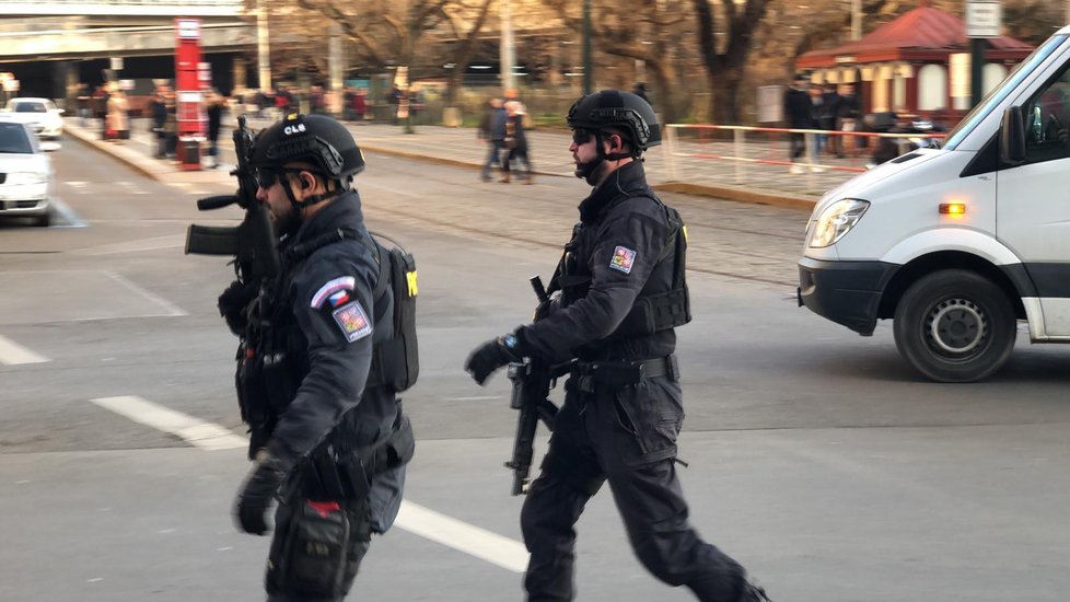 Horké chvilky zažili kolemjdoucí v sobotu odpoledne u pražského hlavního nádraží. Muž s plynovou zbraní tu hrozil střelbou, vyhrožoval sebevraždou.